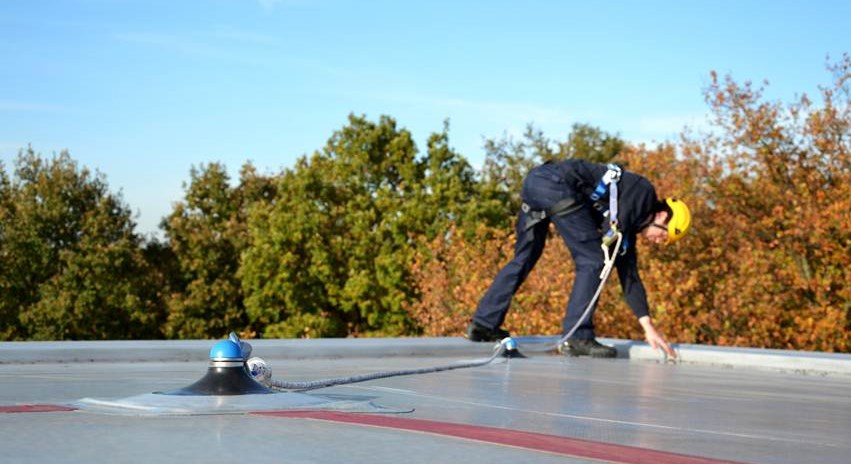 Work on roofs: retractable fall arrester or rope grab?